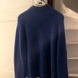 Blå stickad tröja, by Malene Birger  - Alpacka-blandning! Aldrig använd.