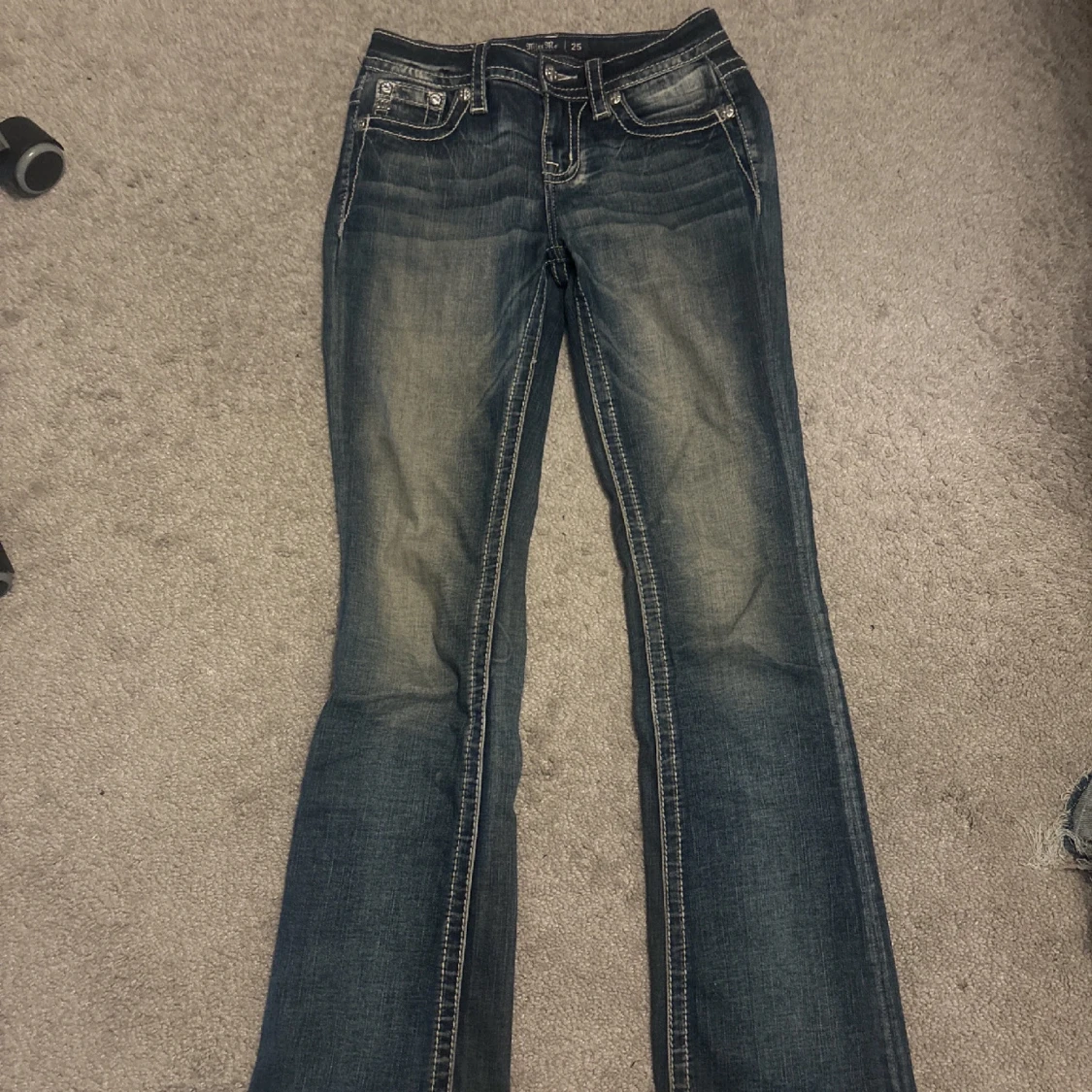 Blå jeans med broderade detaljer från Miss Me