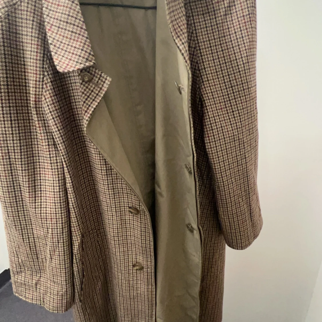 Beige trenchcoat med rutigt foder - 91