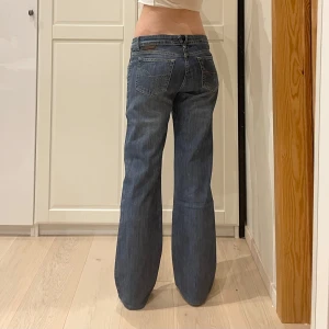 Midwaist bootcut jeans🤩 - Midja 41 cm rakt över, gren 23 cm o innerben 76 cm💕jae 169 o xs-s o de e lite korta o håller in i midjan. Obs kortade 