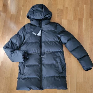 Ny RAINS vattentätt dunjacka strl XS - Helt ny, nypris 4000 kr