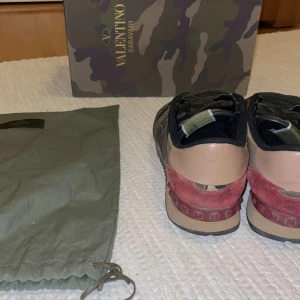 Valentino rockrunners  - Valentino rockrunners storlek 40 passar 41 box och dustabag får man också köpare står för frakt 