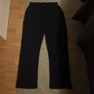 Mörkblåa mjukisbyxor - Säljer ett par mörkblåa mjukisbyxor i bra skick. De har en lite tajtare passform uppe på byxorna och dom blir lösare längre ner. Dom är perfekta för en avslappnad dag hemma eller också att vara ute med. Byxorna har en elastisk midja med snörning för extra komfort. Perfekta för höst och vinter!