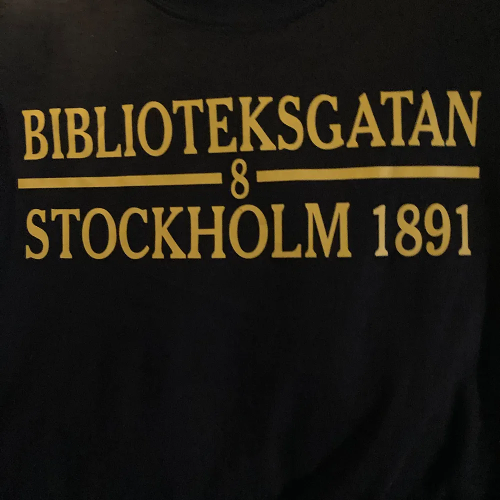 En riktig snygg AIK t-shitt, aldrig använd, text ”BILBORSGATAN 8 STOCKHOLM 1891! Storlek M.. T-shirts.