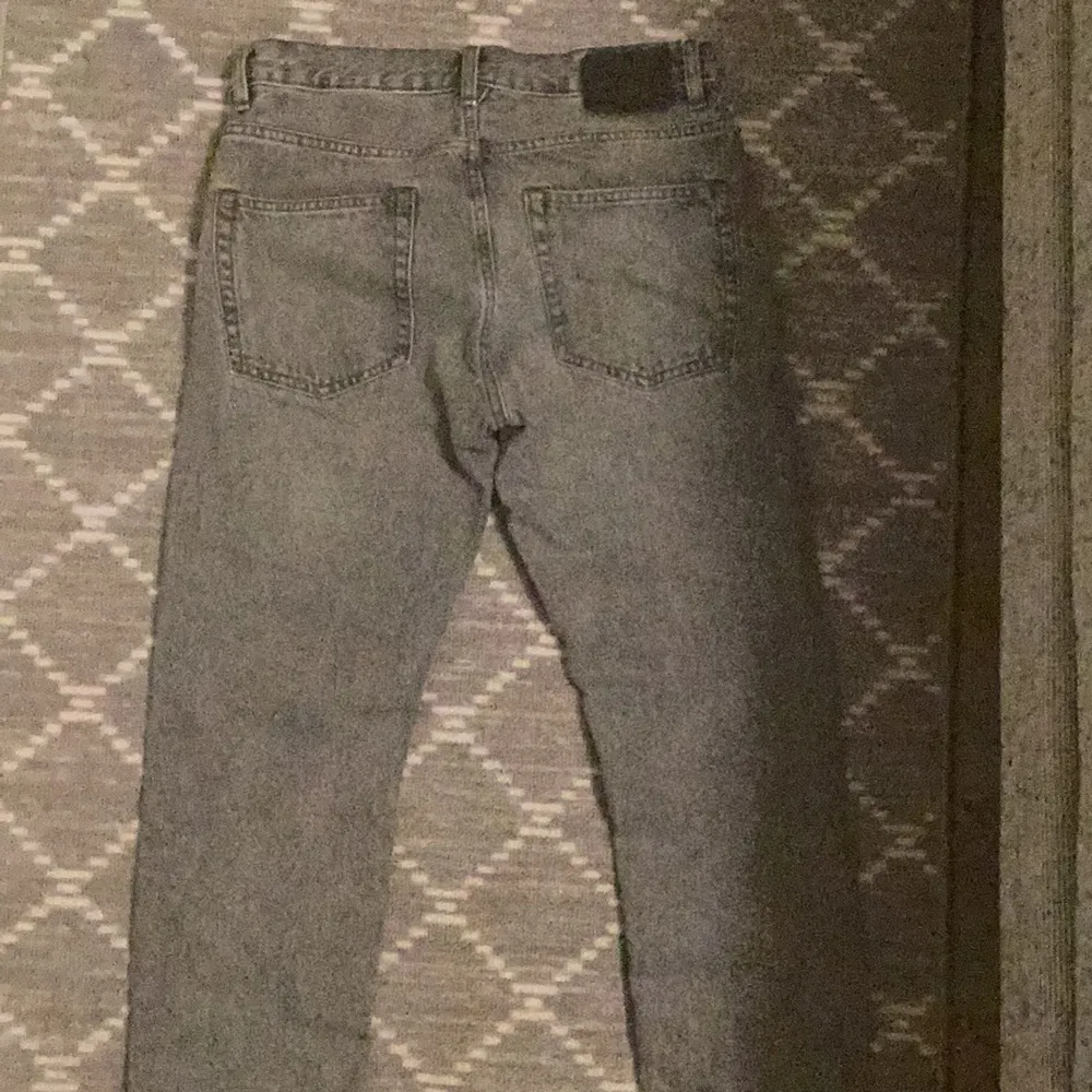 Säljer ett par grå jeans från 157 i modellen New Classic. Det står classic men om du har större ben så blir det som slim och dessutom så är dom i bra skick. Perfekta för både vardag och fest! W28 och L32. Jeans & Byxor.