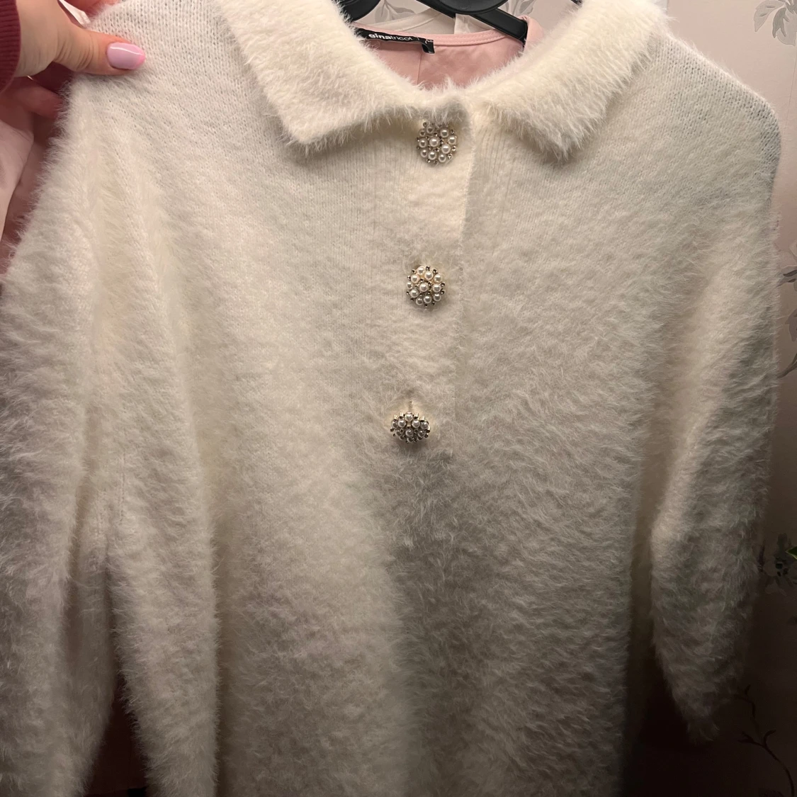 Vit fluffig kofta med pärlknappar