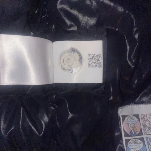 Moncler jacka storlek xs  - Moncler i fint skick inköpt förra vintern. Självklart äkta. Mörkblå maya modell inköpt förra vintern 🌸