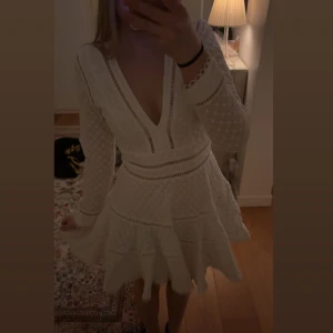 Vit klänning  - Superfin vit klänning perfekt till student eller skolavslutning❤️Aldrig använd prislapp kvar. Från Love Lolita, nypris 2999.