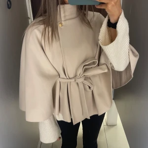 Beige poncho - Säljer denna beigea poncho då jag känner redan nu att den inte kommer komma till användning! Endast använd en gång så helt ny💕 läs min bio för svar på eventuella frågor!
