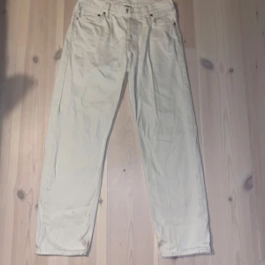Vita byxor från Sweet Sktbs - Säljer ett par vita byxor från Sweet Sktbs i bra skick. De har en klassisk femficksdesign och knappar i midjan. Perfekta för en stilren look, oavsett om det är vardag eller fest. Tillverkade i Turkiet med skandinavisk touch.