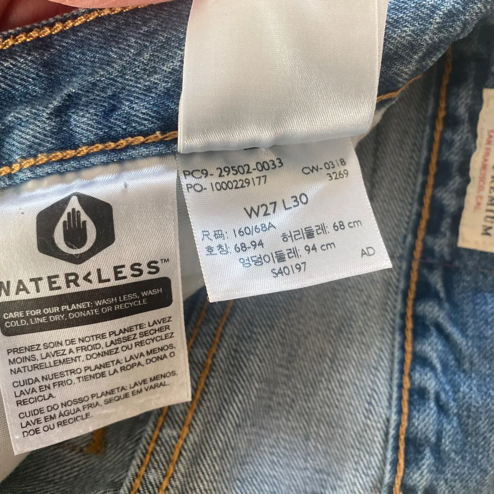 Säljer ett par klassiska blå jeans från Levi's i mycket bra skick. . Jeans & Byxor.