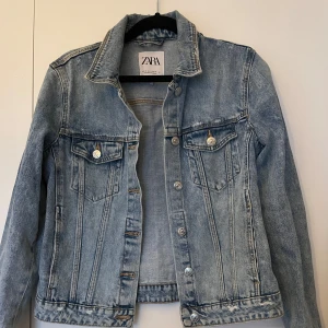 Blå jeansjacka från Zara - Super snygg jeans jacka från zara