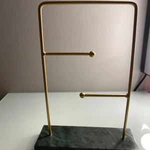 Smyckesställ i guld med marmorfot - Fint Smyckesställ med marmor fot. Perfekt för att organisera och visa upp dina smycken på ett stilrent sätt. Pris kan diskuteras💕