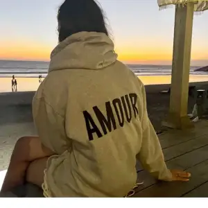 Jätte mysig Amour hoodie från Mira Paris! Perfekt för svala kvällar vid stranden eller en avslappnad dag ute. Den har en bekväm passform och en stor huva för extra mysfaktor. Ett måste för alla som älskar stil och komfort!🩶