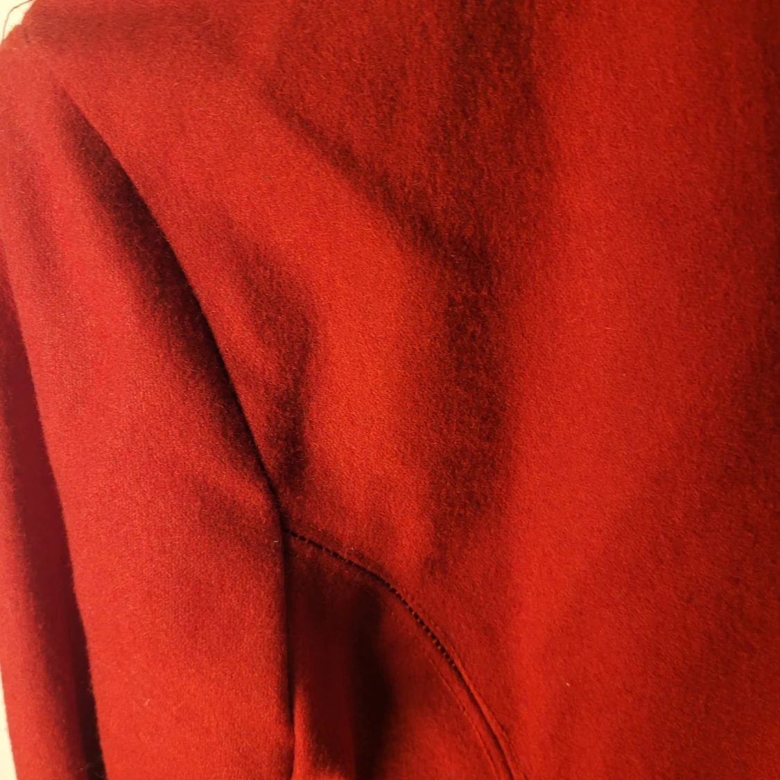 Röd kappa med stora knappar - 93