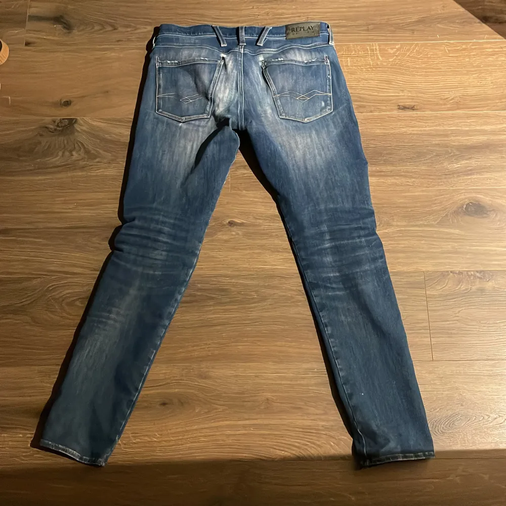 (Replay jeans anbass) skick 8/10 storlek 30/32. Köpta för 1800 mitt pris 650. Hör av er vid frågor och funderingar.👍🏼(Pris ej hugget i sten)🤗. Jeans & Byxor.