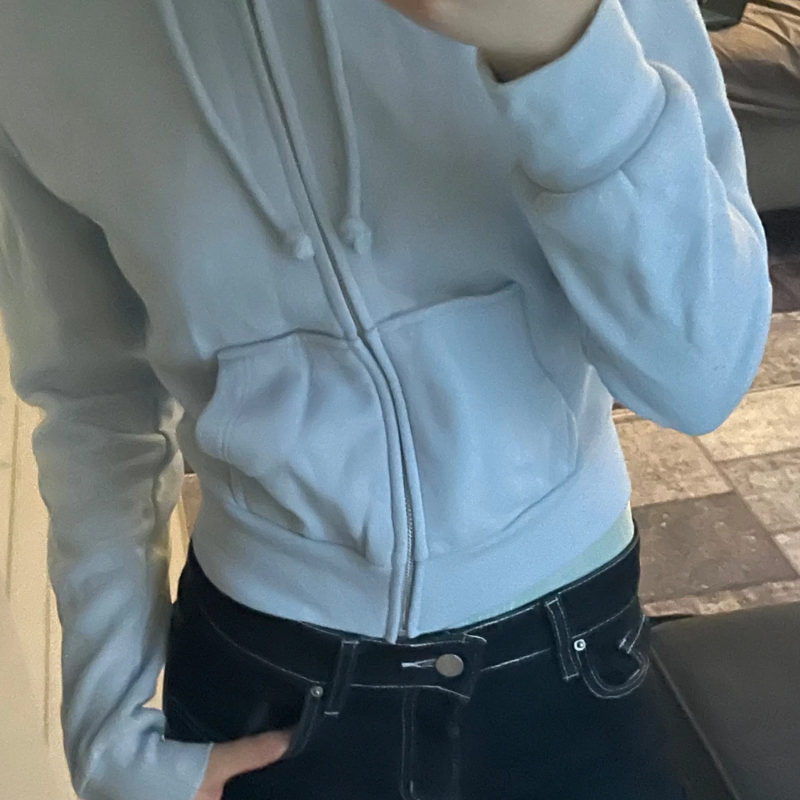 Ljusblå hoodie med dragkedja