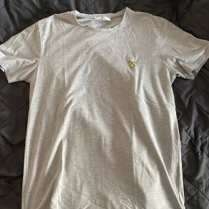 Lyle & Scott Grå tröja  - Skicket på tröjan är mycket bra, det inga problem med den. Borde även passa storlek S som en lite oversize tröja 