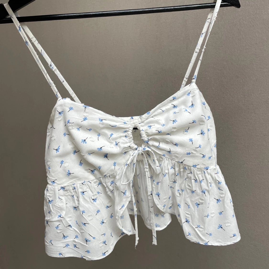 Vit blommig linnetopp med knytning - 90