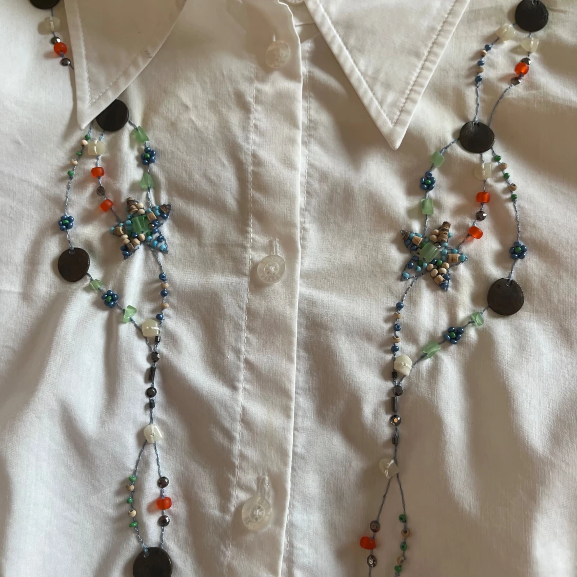 Vit blus med broderade detaljer - 91