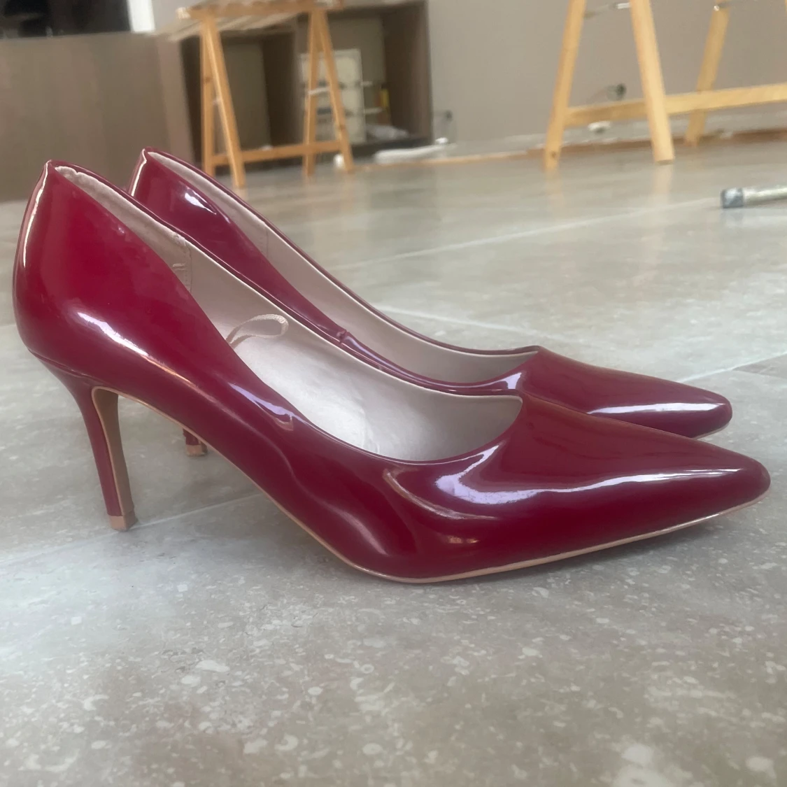 Röda lackpumps med spetsig tå