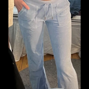 Blåa Juicy byxor  - Detta är ett par blåa juicy byxor i storlek XS. Det har bara används 2 gånger så det är bra skick.   Är villig att diskutera priset, så om ni är intresserade är det bara att höra av er.  Nypris: 1300 kr