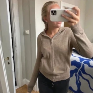 Soft goat  - Säljer min soft goat i storlek S i färgen beige, lånade bilder.