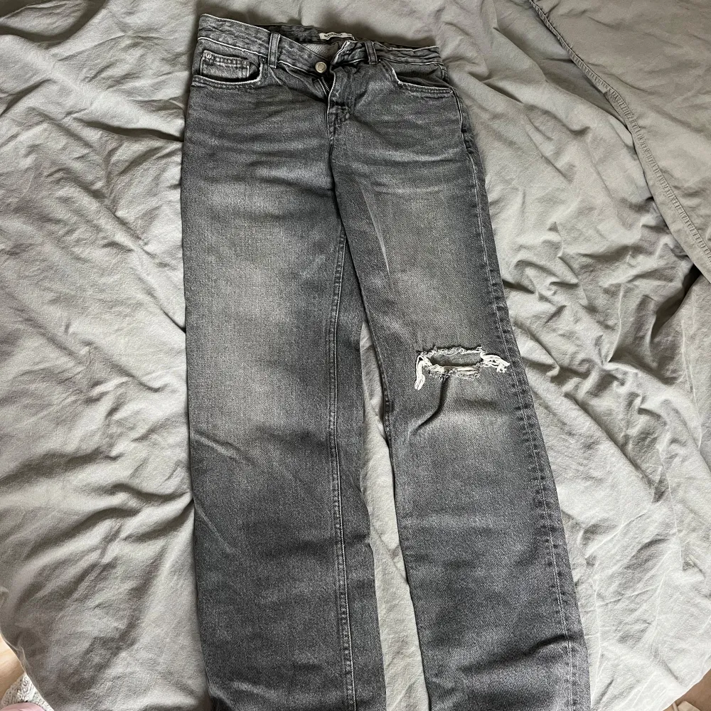 Ljusgråa jeans i storlek 36, från pull and bear, använt en gång så som ny skick, medelhög midja.. Jeans & Byxor.