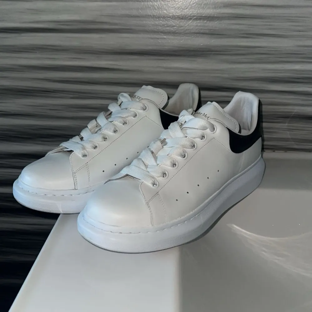 Alexander McQueen   42, 9.5/10 använda 3 gånger All OG  2800kr. Skor.