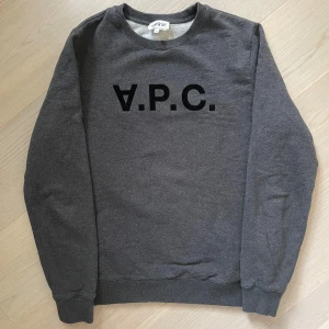 APC Tröja - Unik A.P.C tröja från deras 30 års kollektion. Skicket e som nytt. Kom gärna med prisförslag.