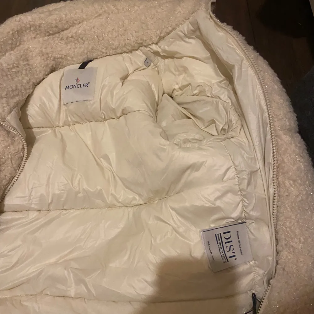 Säljer en supermysig beige teddyjacka från Moncler. Den har en dragkedja framtill och Monclers logga på ärmen. Perfekt för att hålla sig varm och stilren under kyliga dagar. Jackan är i nyskick och redo för nya äventyr!. Jackor.