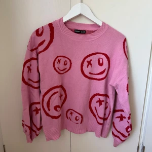 Sweatshirt  - Sweatshirt med smileysar på, använd ca 3 gånger så i mycket bra skick!