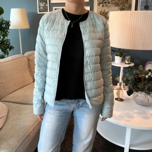 Höstjacka - Perfekt jacka till hösten i snygg färg, använd och är lite solkig längst ner på armarna, går säkert bort i tvätten men har inte försökt, därav lägre pris 🩷nypris 800kr