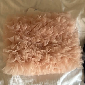 Zara topp - Säljer en zara topp som är jätte fin, prislappen är kvar och är helt oanvänd