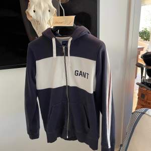 Unik GANT hoodie (French Terry Cotton). Storlek S (Jag är 184 och den passar bra)  