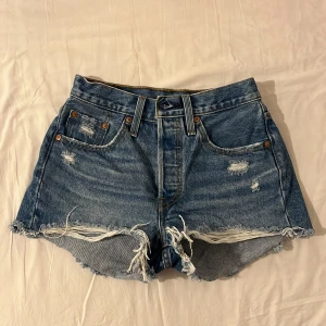 Levis shorts  - Helt oanvända jeansshorts från Levis i modellen 501. Midjemåttet tvärsöver är 34 cm och de är i storlek W24. Hör av er om ni har frågor🩷