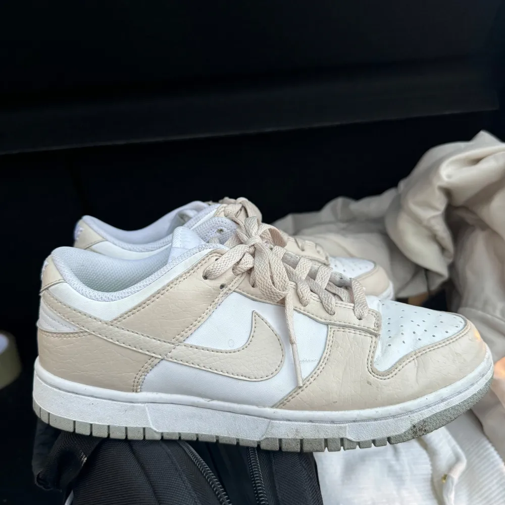 Säljer mina Nike då de inte kommer till användning i storlek 39, har använt några gånger. Köptes på Nikes sida för 1399kr, mitt nya pris är 550kr (pris går att diskutera). . Kengät.