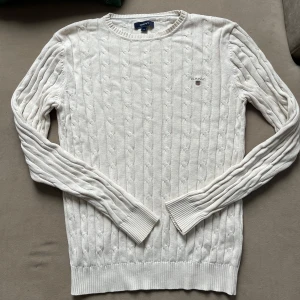 Gant tröja  - Gant tröja som är super fräsch. Använd fåtal gånger. Har bara legat i garderoben senaste åren. Köptes från Gant butiken i Stockholm. Ingen missfärgning eller skador. Storlek S