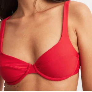 Bikini-BH med bygel och breda band - Supersnygg bikini-bh från NA-KD i storlek 70D helt oanvänd. Säljer pga beställde flera storlekar