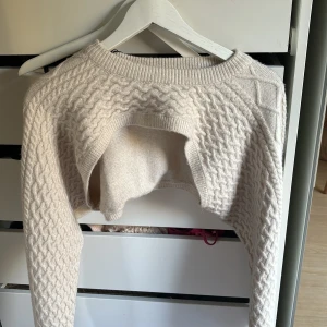 Bolero - Säljer denna sköna ljusgrå boleron från H&M i storlek M🩷🩷