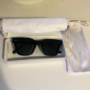 Chimi 04 - Svarta chimi glajor som inte kommer till användning. Skicka gärna bud! Låda påse och servett ingår :)