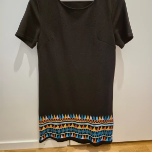 Klänning - Klänning med färgglad mönster från Shein. Storlek L. Material polyester och spandex. Använd ett fåtal gånger. 