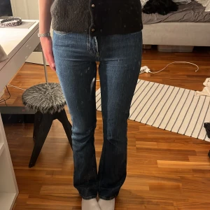 Jeans  - Modellen är perfect jeans. Dom är använda ett fåtal gånger och tvättad men annars är dom i nyskick! 