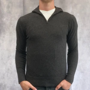 Mörkgrå merinoulltröja från These Glory Days - Säljer en stilren och bekväm mörkgrå tröja från These Glory Days, gjord i merinoull. Tröjan har en quarterzip, perfekt för kyligare dagar, vardags eller lite finare tillfällen. Passar någon mellan 160-170🙌🏽