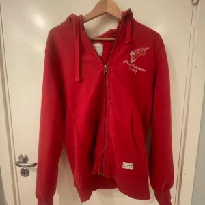 vintage röd peakperformance hoodie - jätte snygg vintage peak performance hoodie, lite oversize och strl Medium men passar alla storlekar från xs-l, har en liten fläck men det går bort i tvätten