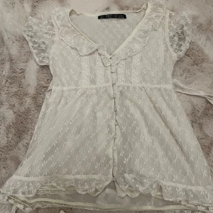 Blus  - Super fin blus ifrån Zara, knappt använd. Har band till som man kan knyta antingen fram som en rosett eller bak för att den ska sitta åt🌸