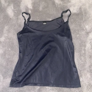 Linne  - Ett silkeslinne. Jätteskönt men används aldrig mer. Bra kvalite. 