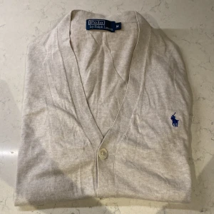 Ralph Lauren Kofta - Säljer nu denna asfeta Ralph Lauren Koftan i ett jättefint skick! Storleken är M och sitter bra som det! Nypris ligger på ca 1999kr❌ mitt pris endast 449kr✅ Hör av dig vid minsta lilla fundering!! 🙃😁