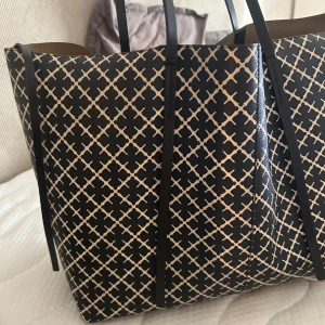 By Malene Birger väska - Den stora storleken på Bh Malene Birger väska. Har tyvärr inte kommit till användning. Inköps pris: 3500kr  Säljer för: 2500kr