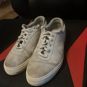 Arigatos - Tja säljer ett par arigatos i 5/10 skick därav priset. Inga skador eller något bara smutsiga. Fraktar inom 24h. Priset kan diskuteras 